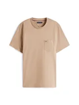 Remera color beige de algodón, de corte regular, con cuello redondo y bolsillo de parche en el pecho con logo de la marca.