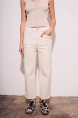 Pantalón de jean color crudo, corte recto, tiro medio, confeccionado en algodón peinado con elastano.