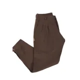 Pantalón de vestir azul marino, de corte recto, con bolsillos laterales y traseros. Se ajusta a la cintura con cinturón de cuero marrón.