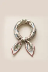 Pañuelo cuadrado de seda con estampado de estilo western que combina motivos florales de rosas y patrones paisley en tonos marrones, con detalles en azul y blanco. Presenta bordes en color azul y terminaciones hechas a mano.