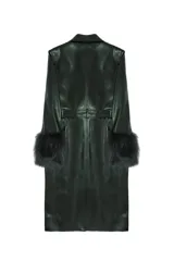Trench largo de efecto cuero en color verde oscuro, con acabado brillante, cuello solapa, cinturón ajustable a la cintura y puños con detalle de pelo sintético.