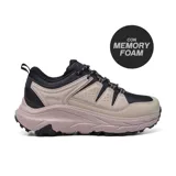 Championes Hi-Tec Kael color beige y negro con suela gruesa color rosa.