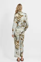 Pantalón largo de corte holgado con cintura elástica y estampado de palmeras, flores y leopardos.