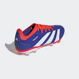Championes de fútbol Adidas Predator Pro FG, color azul con tres franjas blancas en el lateral. Presentan detalles en rojo en el cuello y cordones, y suela con tapones transparentes.