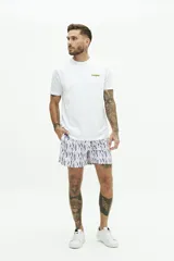 Short de baño con estampado geométrico en tonos azul y rosado, con cintura elástica y cordón de ajuste. Cuenta con bolsillos laterales y un bolsillo trasero.