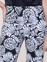 Pantalón elastizado de tiro alto estilo pull-on, marca Zac & Rachel. Modelo de corte cigarrete de silueta ajustada con diseño a rayas en color blanco y azul. Pretina ancha elastizada sin cierres ni botones, con diseño de línea limpia sin bolsillos.