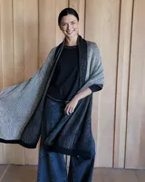 Bufanda amplia de algodón con efecto vanizado en tonos grises y negros.