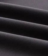Pantalón deportivo de corte ajustado con cintura elástica, cordón de ajuste, bolsillos con cremallera, franjas laterales en contraste y cremalleras en los bajos.