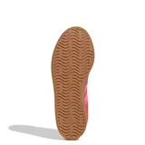 Championes Adidas VL Court 3.0 de estilo urbano, con diseño retro y silueta atemporal. Presentan una combinación de tonos rojos y rosados con las icónicas tres bandas laterales y suela de goma color marrón.