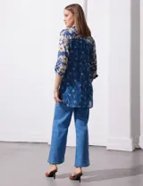 Camisola de gasa estampada con flores, marca Figueroa & Flower. Tiene cuello con solapa, abertura central con botones y mangas regulables con presilla y botón. Incluye musculosa interna.