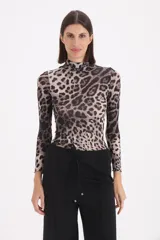 Polera de manga larga ajustada al cuerpo con cuello alto, confeccionada en tejido fino con estampado de leopardo.