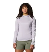 Remera de manga larga con capucha cruzada, confeccionada en tejido técnico transpirable con tecnología Omni-Wick y protección solar Omni-Shade UPF 40. Presenta logo de la marca en el pecho y estampado vertical en la manga, con orificios para los pulgares en los puños.