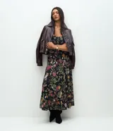 Vestido midi negro con estampado floral, tirantes finos, escote cuadrado y corte evasé en tejido de chiffon.
