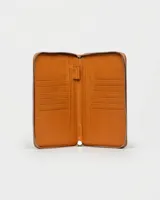 Funda porta pasaporte Prüne de cuero sintético negro con cierre de cremallera y logo grabado en la parte inferior.