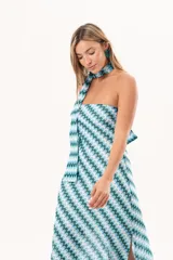 Vestido largo celeste y verde con patrón de zigzag, escote palabra de honor y detalle de lazo al cuello.