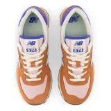 Championes urbanos New Balance modelo 574, color marrón con detalles en rosa, blanco y azul, confeccionados en gamuza y malla, con logo "N" característico en los laterales y entresuela ENCAP.