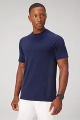Remera deportiva de alto rendimiento Fabletics, confeccionada en tejido seamless ultraligero y transpirable con paneles de malla laterales para mayor ventilación. Presenta cuello redondo y mangas cortas, diseñada para entrenamientos intensos con propiedades antiolor y de absorción de sudor.