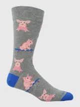 Calcetín largo medio de algodón gris con estampado de cerditos rosados, algunos montando patinetas. El puño, talón y puntera son de color azul vibrante.