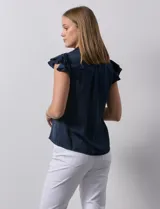 Camisa azul marino de satén, marca Alex & Lili. Cuello con solapa y escote en V. Apertura central con botones y sisas con volados.