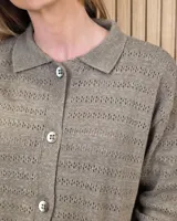 Cardigan de punto color tostado, con cuello camisero, cierre frontal de botones y mangas largas.