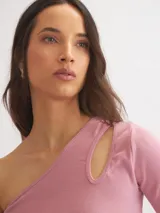 Top rosado de lycra con mezcla de algodón, asimétrico, con un hombro descubierto, manga larga y cut out en el hombro.