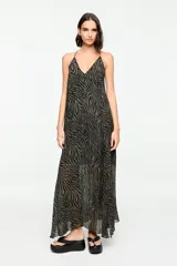 Vestido largo de corte fluido con escote en V, breteles finos, espalda descubierta y estampado animal print de cebra en tonos verde militar y negro.