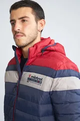 Campera puffer con capucha, diseño tricolor en azul marino, gris y rojo. Cuenta con cierre frontal, bolsillos laterales y logo de la marca estampado en el pecho.