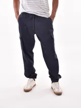 Pantalón jogger azul marino con cintura elástica ajustable con cordón, bolsillos laterales y bolsillos tipo cargo en los muslos.