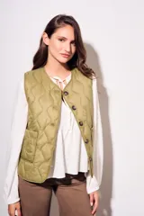 Chaleco verde militar con diseño acolchado y cierre frontal con botones.