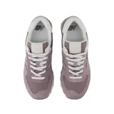 Championes New Balance modelo WL574RTS, color malva/lila con detalles en blanco/crema. Presentan un upper de gamuza y malla, sistema de cordones blancos y entresuela ENCAP blanca con suela de goma oscura.