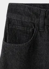 Jeans de tiro medio con diseño flare y lavado oscuro, confeccionados en tejido de algodón estilo tejano vaquero. Cuentan con cinco bolsillos, trabillas para cinturón y cierre frontal con botón y cremallera.