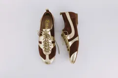 Zapato tipo ballerina acordonado, color negro con detalles en dorado.