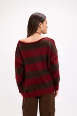 Sweater de punto suave con diseño de rayas horizontales anchas en color rosa y marrón, de corte holgado y manga larga.