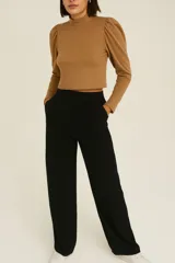 Sweater corto color camel, con cuello alto y mangas largas abullonadas.