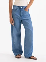 Jeans de denim de algodón en color azul con lavado de efecto suavemente desgastado. Presenta tiro medio, silueta holgada y pierna ancha de caída recta.
