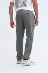 Pantalón de lino color gris oscuro, corte recto y bolsillos laterales, confeccionado en mezcla de lino y algodón.