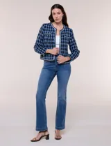 Chaqueta corta de corte estructurado confeccionada en tejido de tweed azul con patrón de cuadros, escote redondo sin solapa, frente abierto, bolsillos falsos y ribetes trenzados con hilos metalizados.