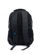 Mochila deportiva Umbro color negro con detalles en turquesa. Presenta un diseño con estampado sutil en el panel frontal, logo de la marca en turquesa, bolsillos laterales de malla y cierres reforzados.