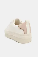 Zapatillas tipo bamba con suela flatform, diseño minimalista con cordones y detalle de contraste en el talón.
