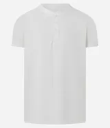 Remera masculina blanca de manga corta, con cuello redondo y abertura frontal con botones. Confeccionada en algodón y poliéster con textura, de corte ajustado.