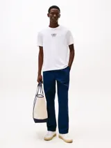 Remera blanca de algodón con cuello redondo y logo bordado en el pecho.