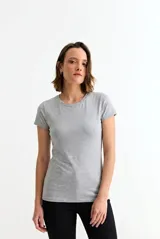 Remera de cuello redondo y manga corta, con corte ajustado al cuerpo.