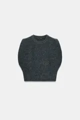 Chaleco de lana 100% color gris oscuro, con cuello redondo, manga sisa amplia y acabados en rib.