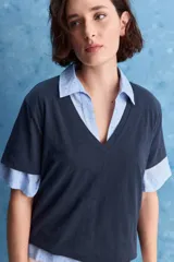 Remera blanca de algodón con escote en V y mangas cortas, de calce amplio y cómodo.