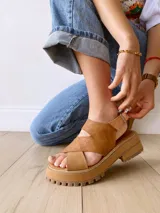 Sandalias de cuero color camel con tiras cruzadas y plataforma con suela track.