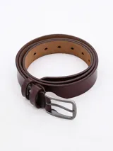 Cinto de cuero color marrón con hebilla metálica plateada.