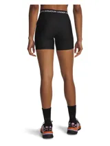 Calza corta deportiva Under Armour de tiro medio, confeccionada en tejido HeatGear de alto rendimiento, transpirable y de secado rápido. Presenta cintura elástica con logo de la marca y ajuste ceñido al cuerpo.