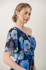 Vestido midi de gasa con estampado floral en tonos azules y negros, diseño asimétrico de un solo hombro y falda fluida con corte irregular.
