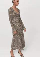 Vestido largo de tejido plisado con estampado de leopardo, cuello en V y mangas largas acampanadas.