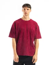 Remera oversized color bordó de corte relajado, confeccionada en algodón pesado con efecto acid wash.